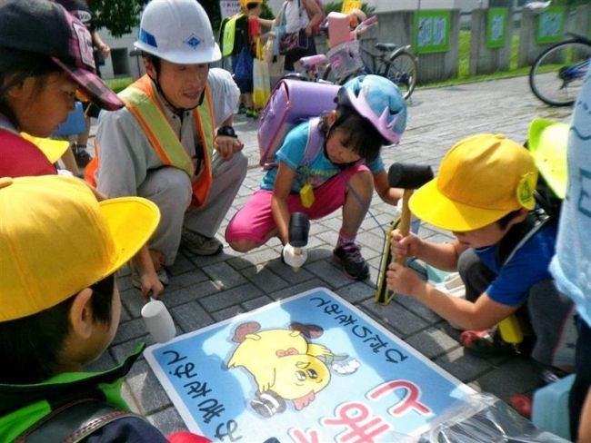 【写真】通学路に交通安全啓発シート設置　中札内・永井工業