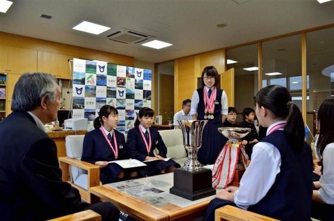 【写真】足寄中、全道中学水泳大会優勝を町長に報告