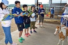 生後１カ月のポニーを前に馬の生態などを学ぶ子どもたち