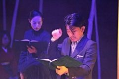 男女の愛憎劇を朗読で感情豊かに演じた左藤さん(右)と平野さん