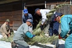 しめ縄作りを見守る武野さん（左奥２人目）