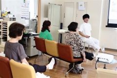 腰痛予防の柔軟体操を行う参加者