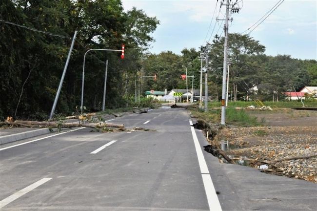 昨夏の台風で被災の町道　再び路肩が崩落