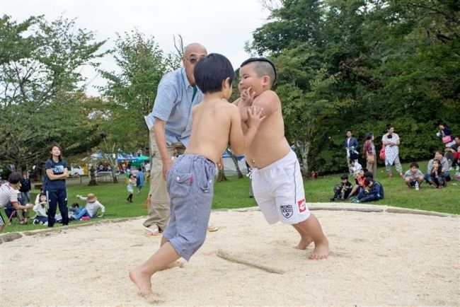 【写真】投げ技炸裂　広尾ちびっこ相撲
