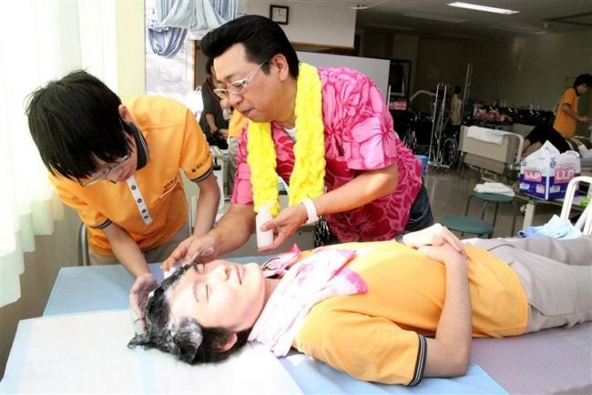 【写真】帯広コア専門学校でベッド上シャンプー指導、森田氏