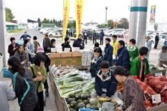 買い物客で賑わった会場