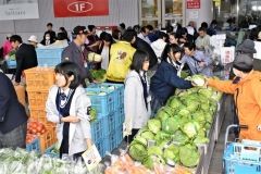 買い物客で混み合う会場