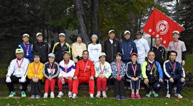 早朝マラソン納会、岸田さんら7人に皆勤賞