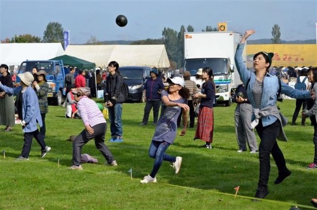 カボチャ投げて秋満喫 幕別産業まつりにぎわう