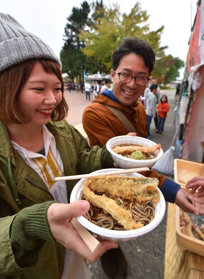 新そば食べて打って 鹿追「まつり」