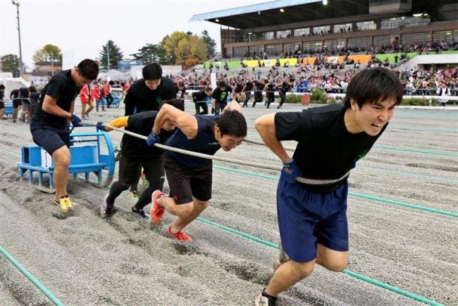 180キロの鉄そり引く 人間ばん馬 北大陸上部が優勝