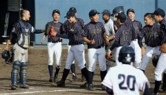 【１回戦・ＫＷＢ十勝選抜－高知県選抜】強豪を下して初戦を突破、喜び合うＫＷＢ十勝選抜ナイン（同、大賀章好撮影）