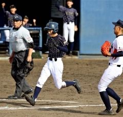 【ＫＷＢ十勝選抜－高知県選抜】十勝選抜は４回、２死三塁から打者片山楽生の時に暴投で三走山下隼人が生還し２点目を挙げる（千葉・ナスパスタジアム、大賀章好撮影）