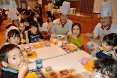 一緒に作ったイモ団子を味わう園児と学生