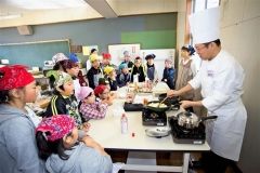 豊似小で「一日防災学校」　災害食の調理実習も　広尾