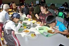 地域住民に感謝の気持ちを込めて料理を振る舞った上幌内小の収穫祭