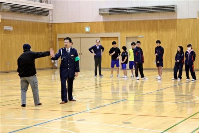 【写真】高校生に護身術伝授　広尾署