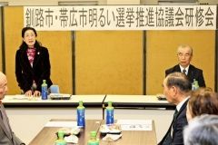 意見交換会であいさつする釧路市明推協の福井会長（左）。右は船戸会長。