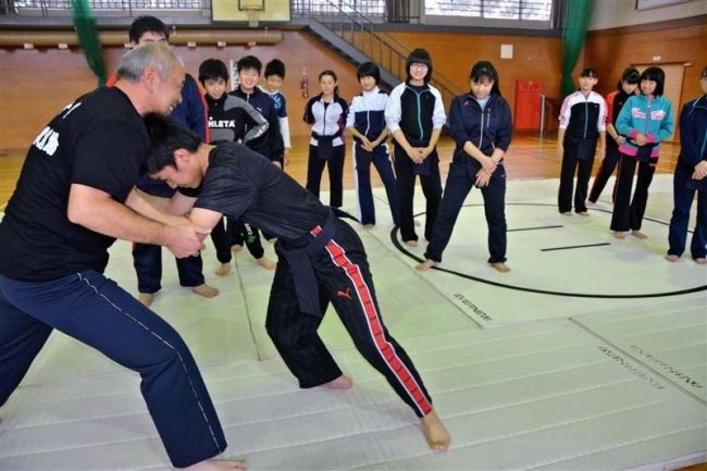 【写真】ゴシップ「矢後関に続け！　清川中で相撲授業」