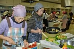 料理を盛りつける参加者