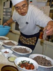 院生に提供するそばを盛りつける及川店主