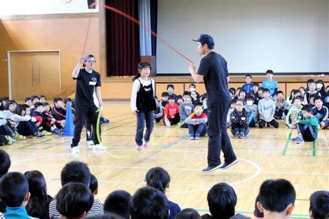 【写真】帯広若葉小　縄跳びダブルダッチのプロが授業