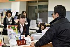 高齢者役の署員に対するロールプレイを行う梅田さん（左から２人目）