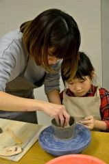 陶芸家・森さんが手ほどき　親子２０人　皿や茶碗作り 2