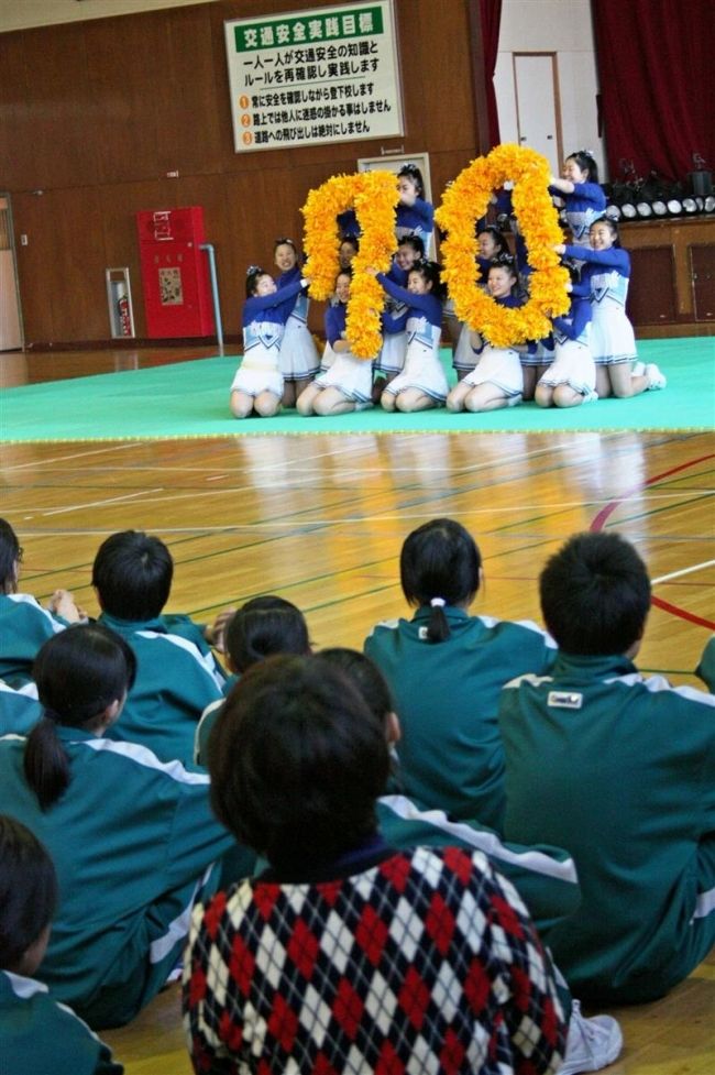 【写真】帯広第二中 70周年祝い北高チアが特別公演