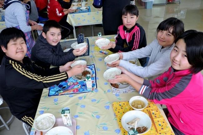 【写真】育てた米をご飯に　新得小
