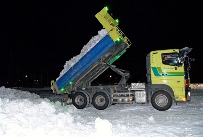 【写真】氷まつりに向け雪を搬入　緑ケ丘公園