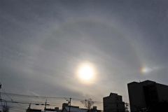 太陽が２つ？　市内で「幻日」