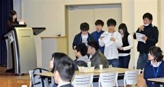 実習体験を介護劇で披露　ケア・カフェで帯大谷短大生