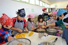 育てた野菜でシチューづくり　本別中央小