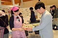 「上士幌学」の活動報告　上士幌高生　来場者に特製ピザも