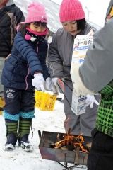 子どもたちがたき火で料理　大樹 3