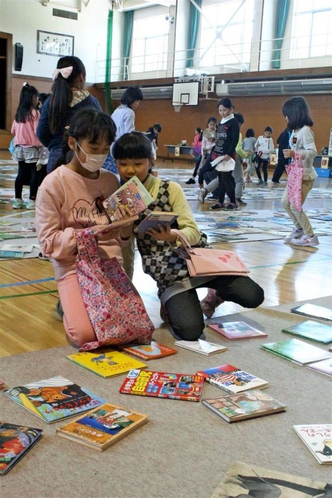 【写真】若葉小でブックフェスティバル