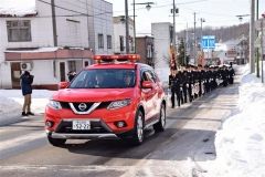 町内大通を分列行進する団員（陸別）