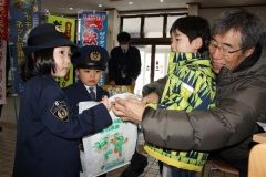 幼児が啓発活動　１１０番の日で新得署「１日警察官」