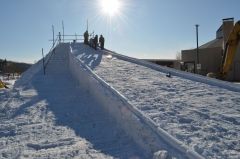 高さ５メートル、雪の滑り台　本別