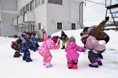 重心を低く、腕を振って－。スピードスケートはフォームが大切だ（陸別・５歳児と小学１年生向けの教室）