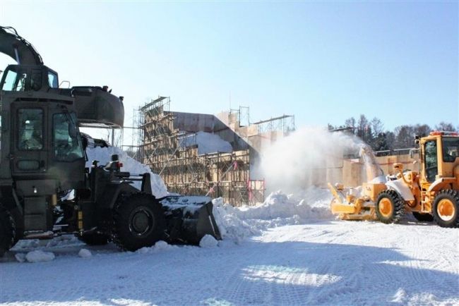 【写真】巨大滑り台の制作本格化　氷まつりで陸自が雪入れ