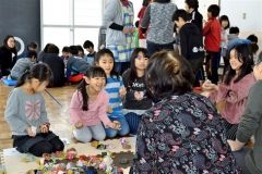 懐かしの遊びで児童と交流　音更の更生保護女性会