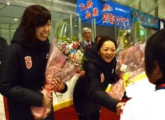 子どもたちが女子アイスホッケー代表小野さん近藤さんにエール