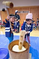 幼年消防クラブが餅つき　広尾