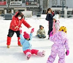 リンクで遊ぶ帯広保育所の園児たち（１８日午前１０時１５分ごろ、新井拓海撮影）
