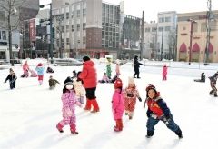 リンクで遊ぶ帯広保育所の園児たち（１８日午前１０時１０分ごろ、新井拓海撮影）