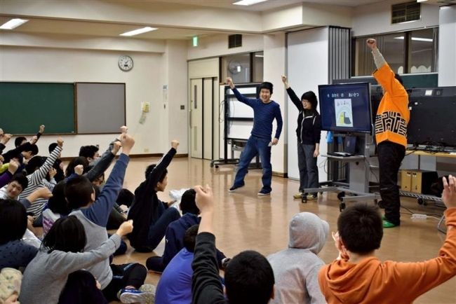 【写真】帯広商工会議所青年部　氷まつりで帯広養護学校生徒とコラボ