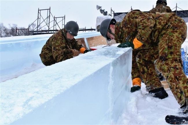 【写真】氷まつり　巨大滑り台づくりの作業が進む