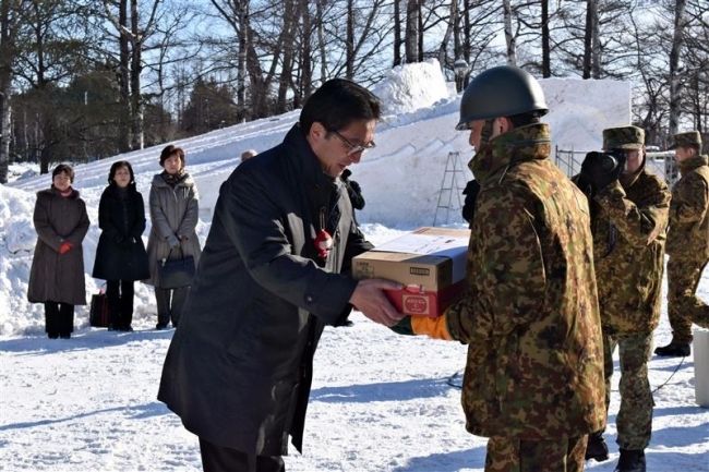 【写真】氷まつり　氷雪像制作の関係者に米沢市長らが激励品